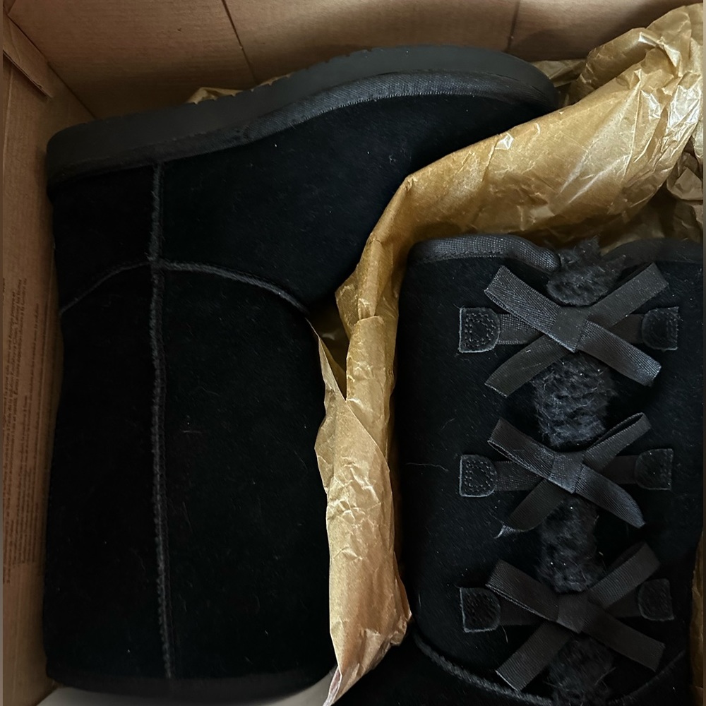 Brand New Koolaburra By UGG girl boots